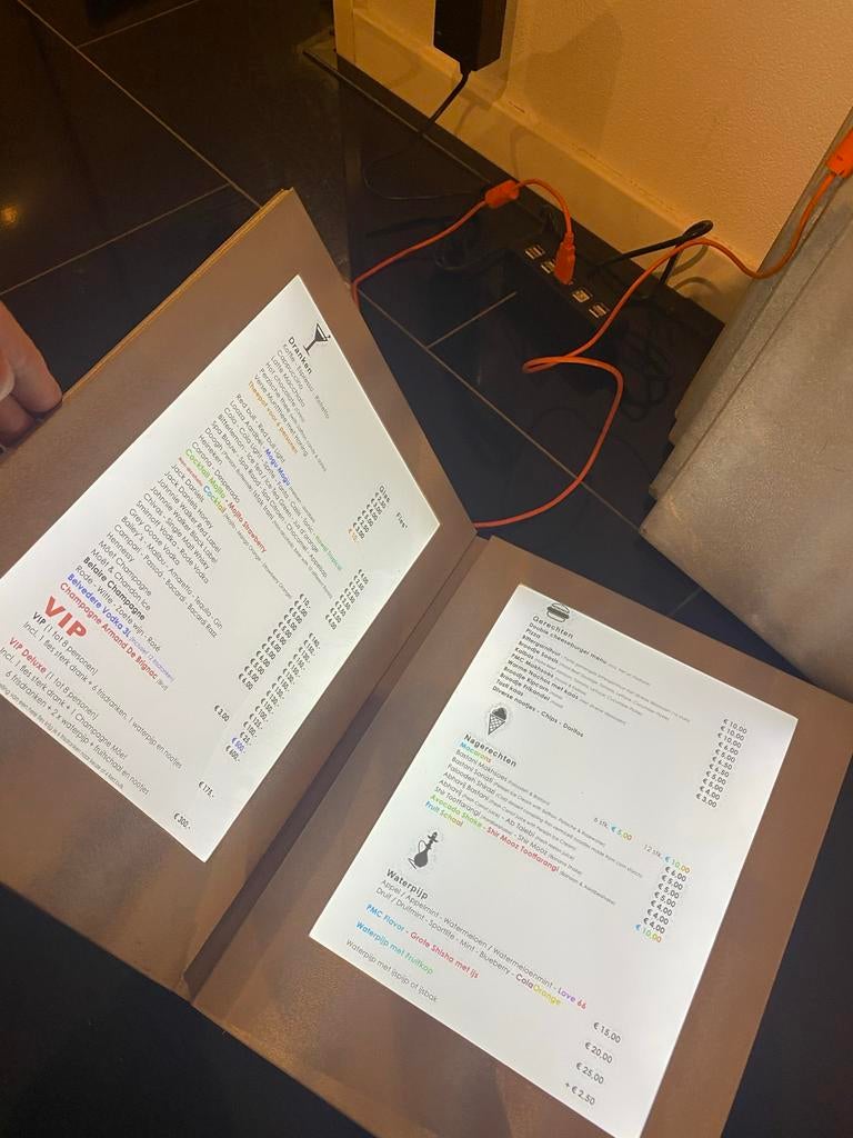 Set van 5 LED Menukaarten met Laders en Printpapier