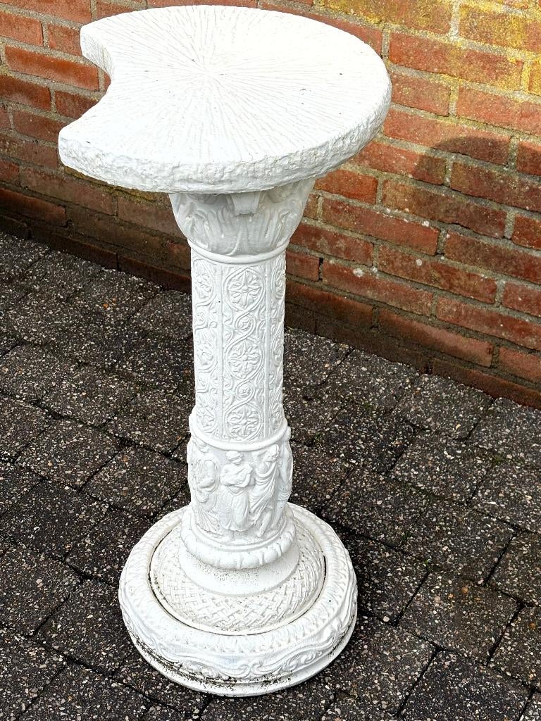 Decoratieve witte zuil met klassieke reliëfs, Ophalen, Zo goed als nieuw