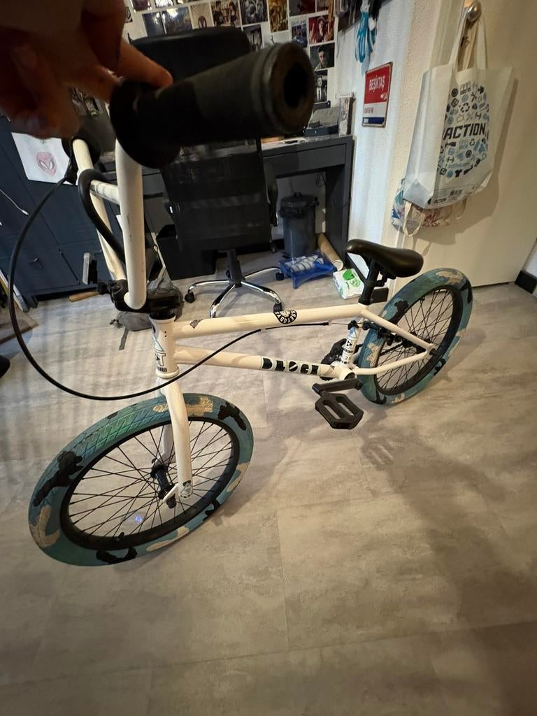 SourceBMX BMX fiets - Wit met blauw/groene banden, Fietsen en Brommers, Fietsen | Crossfietsen en BMX, Ophalen, Staal, 20 tot 24 inch