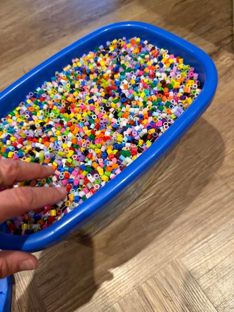 Grote Doos met strijkkralen, Ophalen, Meerkleurig, Zo goed als nieuw, Kunststof