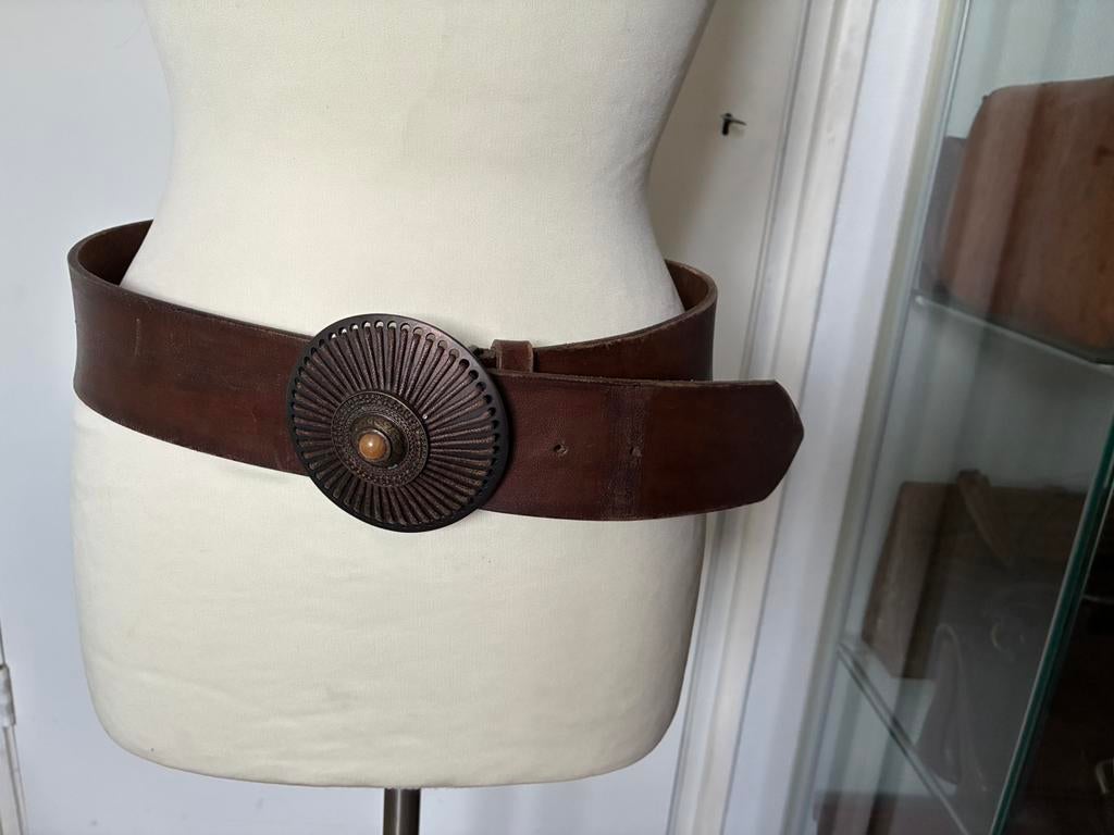 ERNY VAN REIJMERSDAL bruin leren riem met ronde details, Kleding | Dames, Ophalen of Verzenden, Zo goed als nieuw, Bruin, 100 cm of meer