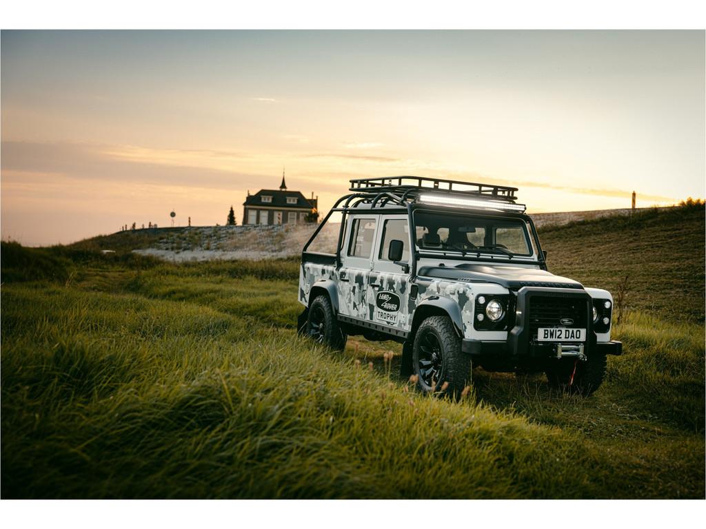 Land Rover Defender 110 Crew Cab TROPHY 2 Works V8, 12 maanden, Gebruikt, Wit, Onderhoudsboekje