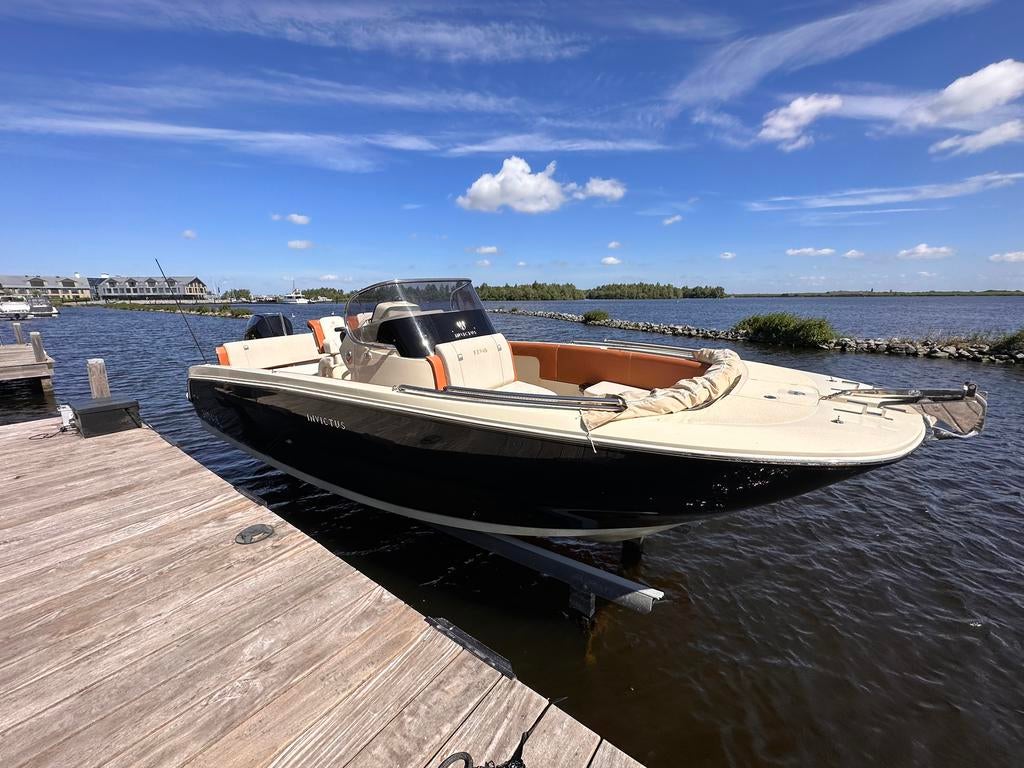 Invictus FX 240 consoleboot lengte 7,45m, Watersport en Boten, Vis- en Consoleboten, Gebruikt, 70 pk of meer, 3 tot 6 meter, Benzine