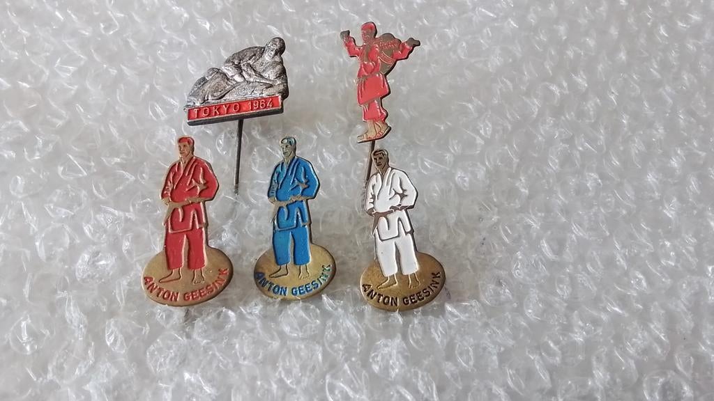 5 verschillende speldjes Anton geesink, Verzamelen, Ophalen of Verzenden, Zo goed als nieuw, Overige onderwerpen