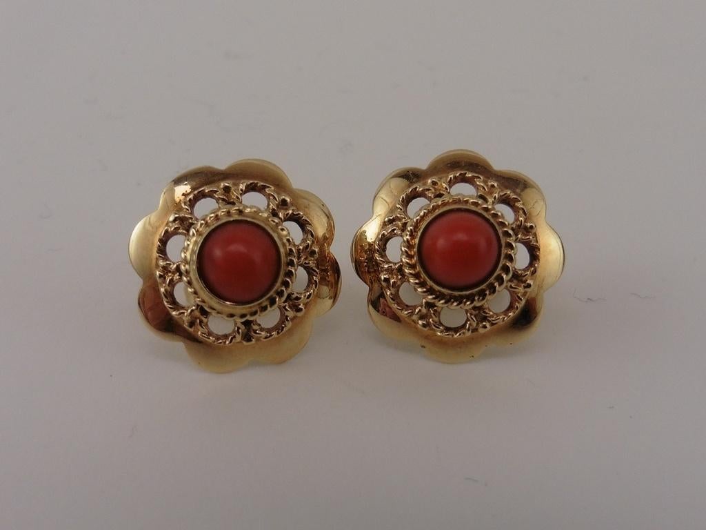 Gouden oorknopjes met bloedkoraal                        G45, Sieraden, Tassen en Uiterlijk, Oorbellen, Gebruikt, ., Ophalen of Verzenden