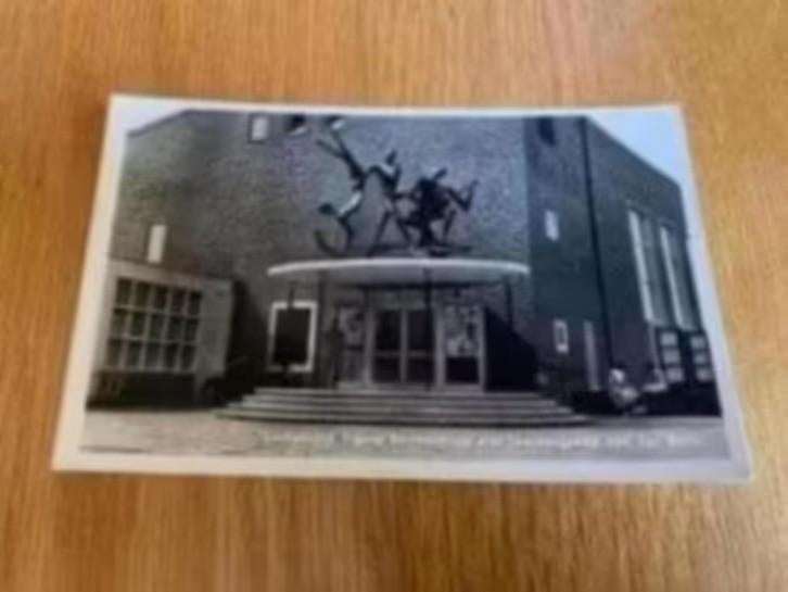 Emmeloord, ingang beursgebouw met beeldengroep van Jan Bons, Ophalen of Verzenden, 1940 tot 1960, Gelopen, Noord-Brabant