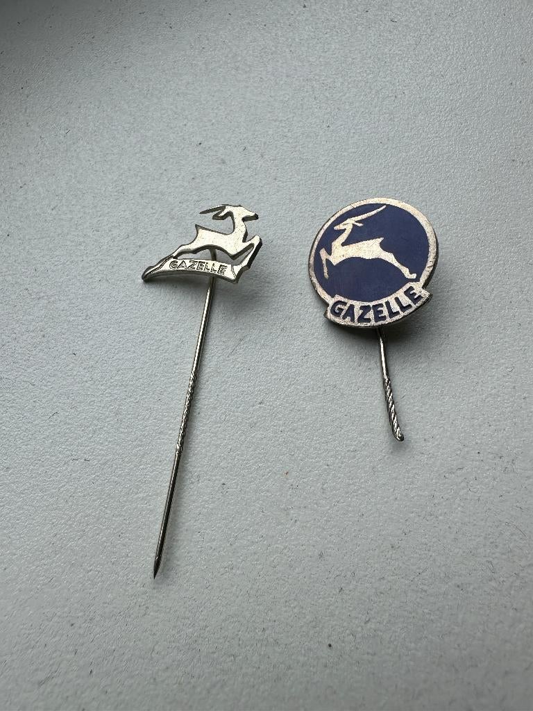 2 mooie oude Gazelle spelden ( 1 x emaille )speld., Ophalen of Verzenden, Gebruikt, Gebruiksvoorwerp