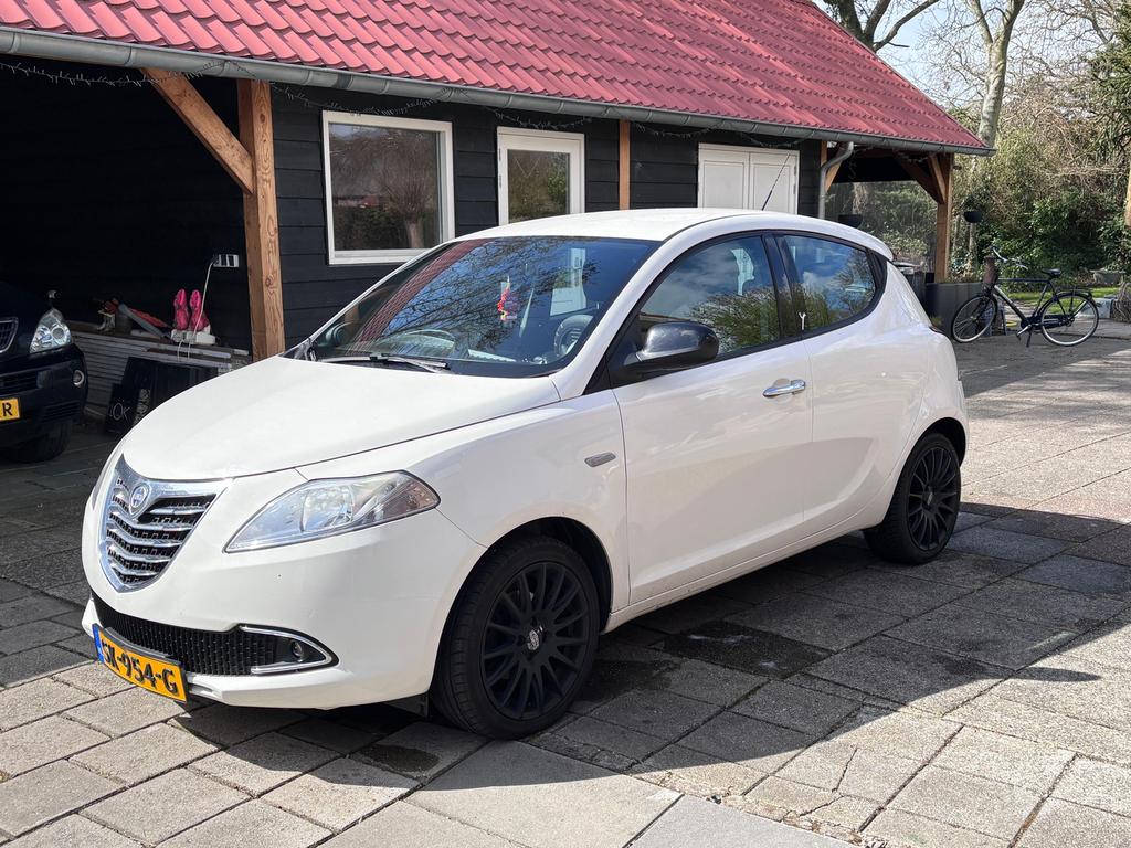Lancia Ypsilon 1.2 Evo2 2012 Wit, Auto's, Lancia, Voorwielaandrijving, Euro 5, Stof, 4 cilinders