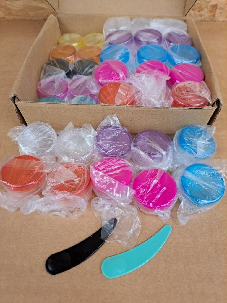 Kleine gekleurde make-up sample potjes 5ml, 50 stuks nieuw, Ophalen of Verzenden, Nieuw