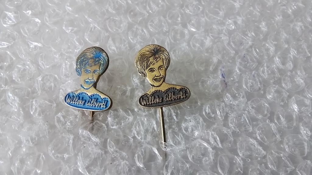 2 verschillende kleuren speldjes willeke alberti, Verzamelen, Ophalen of Verzenden, Zo goed als nieuw, Overige onderwerpen