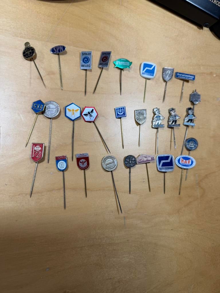 26 speldjes van spaarbanken, Verzamelen, Speldjes, Pins en Buttons, Ophalen of Verzenden, Zo goed als nieuw, Overige onderwerpen