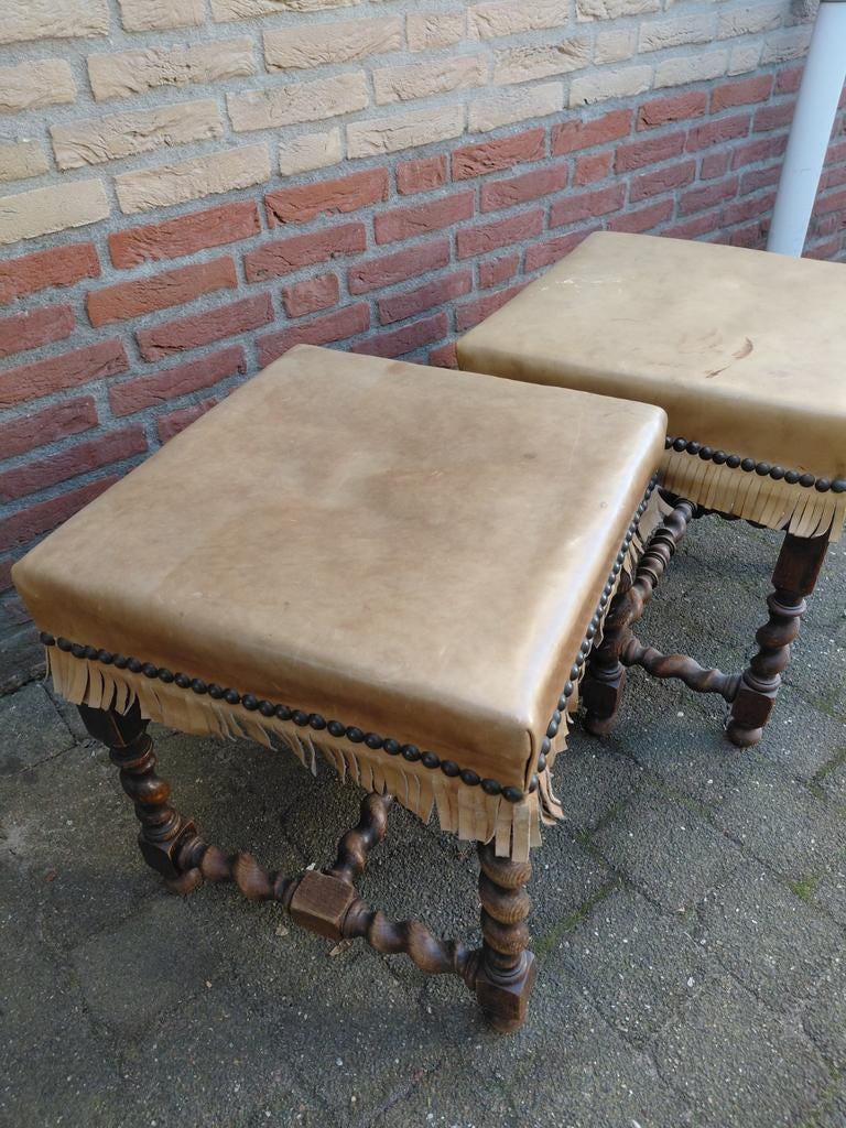 Set van 2 antieke krukjes met leren bekleding, Ophalen, Minder dan 50 cm, Gebruikt, Vierkant