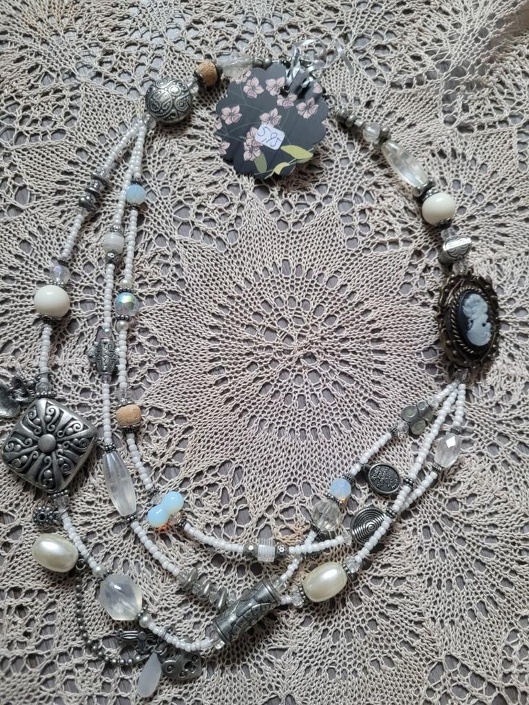 Vintage Camee Ketting met Kralen en Hangers, Overige materialen, Wit, Nieuw, Ophalen of Verzenden