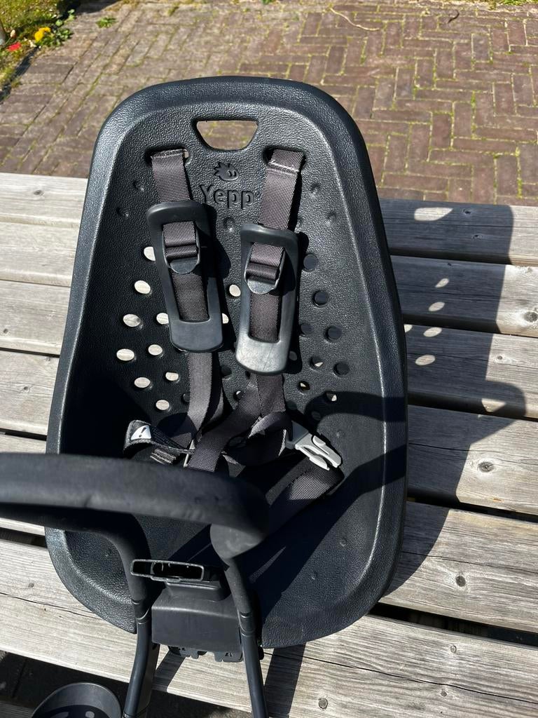 Yepp voorzitje zwart, Fietsen en Brommers, Fietsaccessoires | Fietsstoeltjes, Gebruikt, Voorzitje, 0 t/m 10 kg, Voetsteuntjes