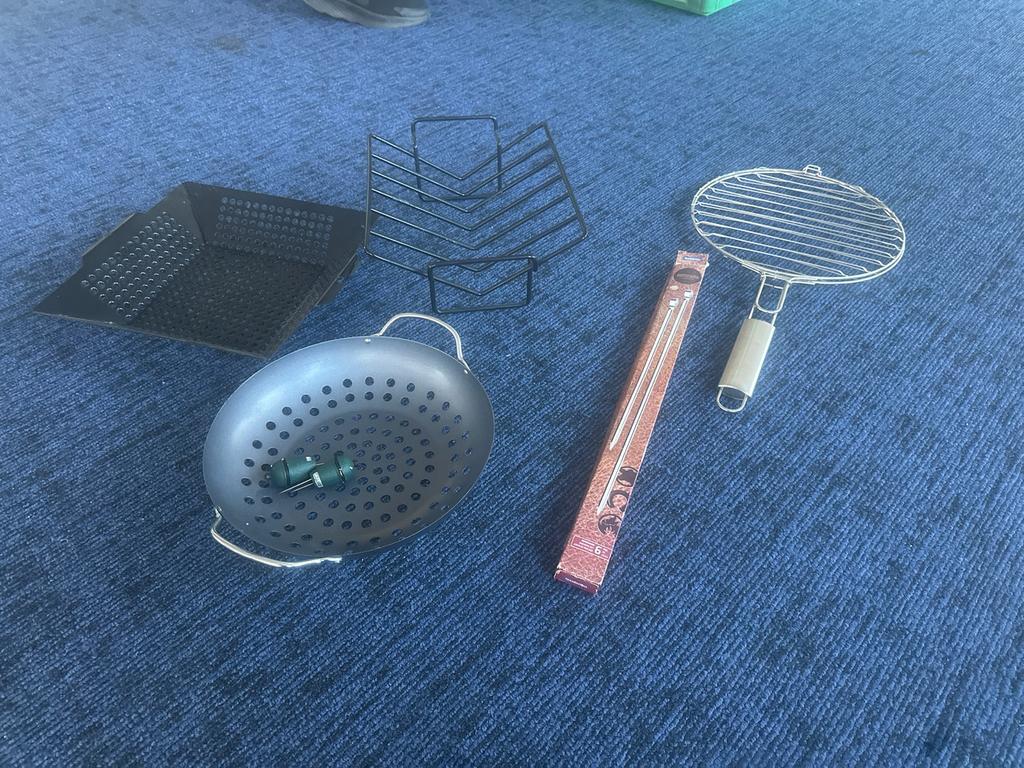 BBQ accessoires set: grillmand, wok, rek, spiesjes, borstel, Ophalen, Zo goed als nieuw