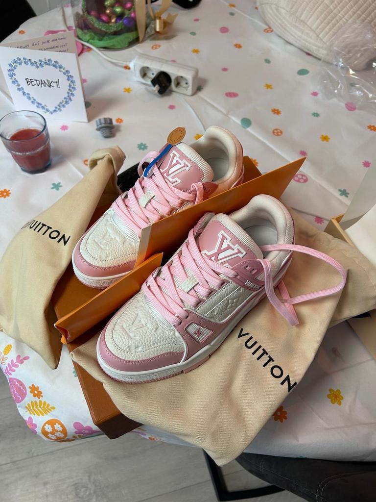 Louis Vuitton sneakers roze/wit, Kleding | Dames, Schoenen, Ophalen of Verzenden, Zo goed als nieuw, Roze, Sneakers of Gympen