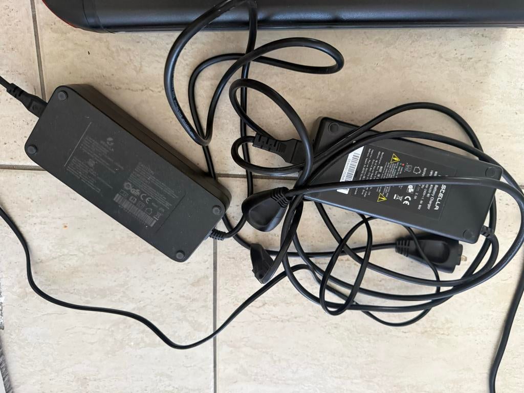 Accu met twee opladers, Ophalen of Verzenden, Gebruikt