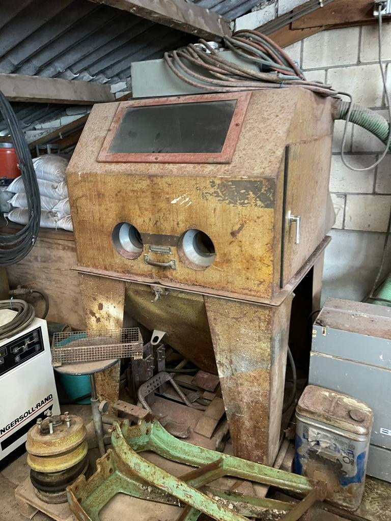 Straalkast met stofkast - Kleine beschadiging handschoen, Ophalen