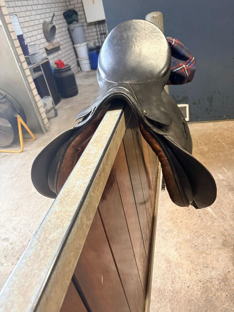 Stubben springzadel 17 inch, Ophalen, Gebruikt, Springen