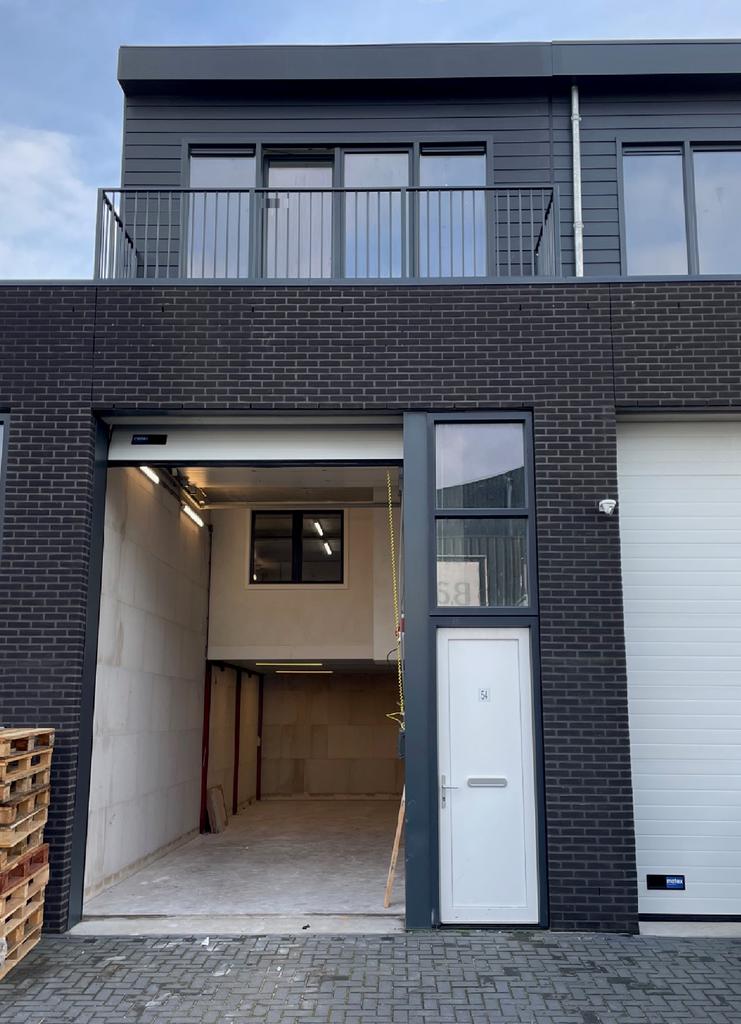 Bedrijfsruimte met kantoor, showroom & opslag TE HUUR, Bedrijfsruimte
