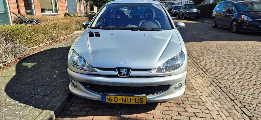 Peugeot 206 1.6 16V Quiksilver 2003 Grijs, Voorwielaandrijving, 15 km/l, 40 €/maand, Alcantara