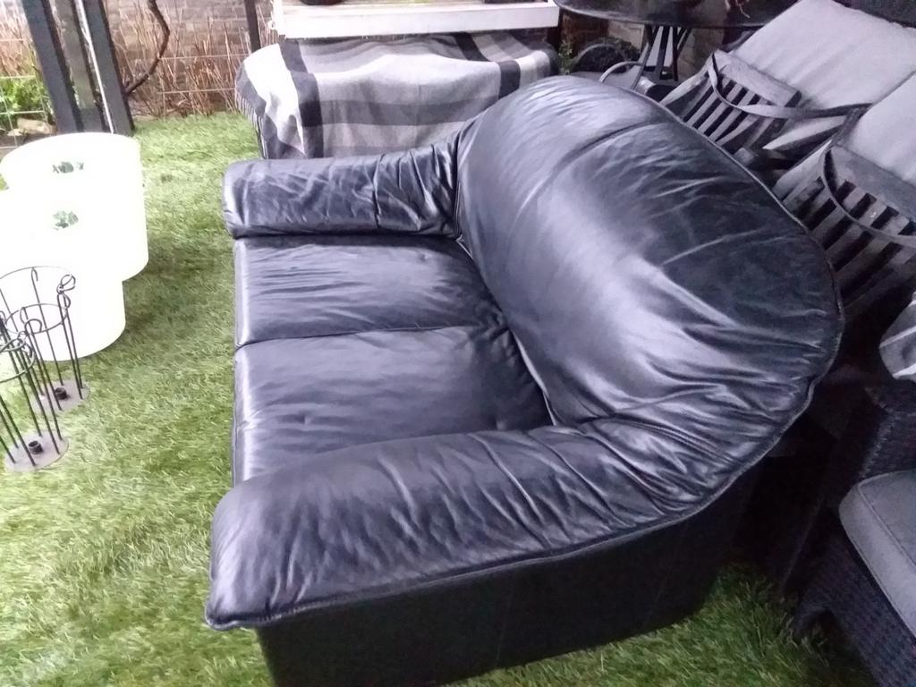 Zwart tweezitsbankje. Gedeeltelijk echt leer. IKEA, Huis en Inrichting, Banken | Bankstellen, Ophalen, Gebruikt, Minder dan 150 cm