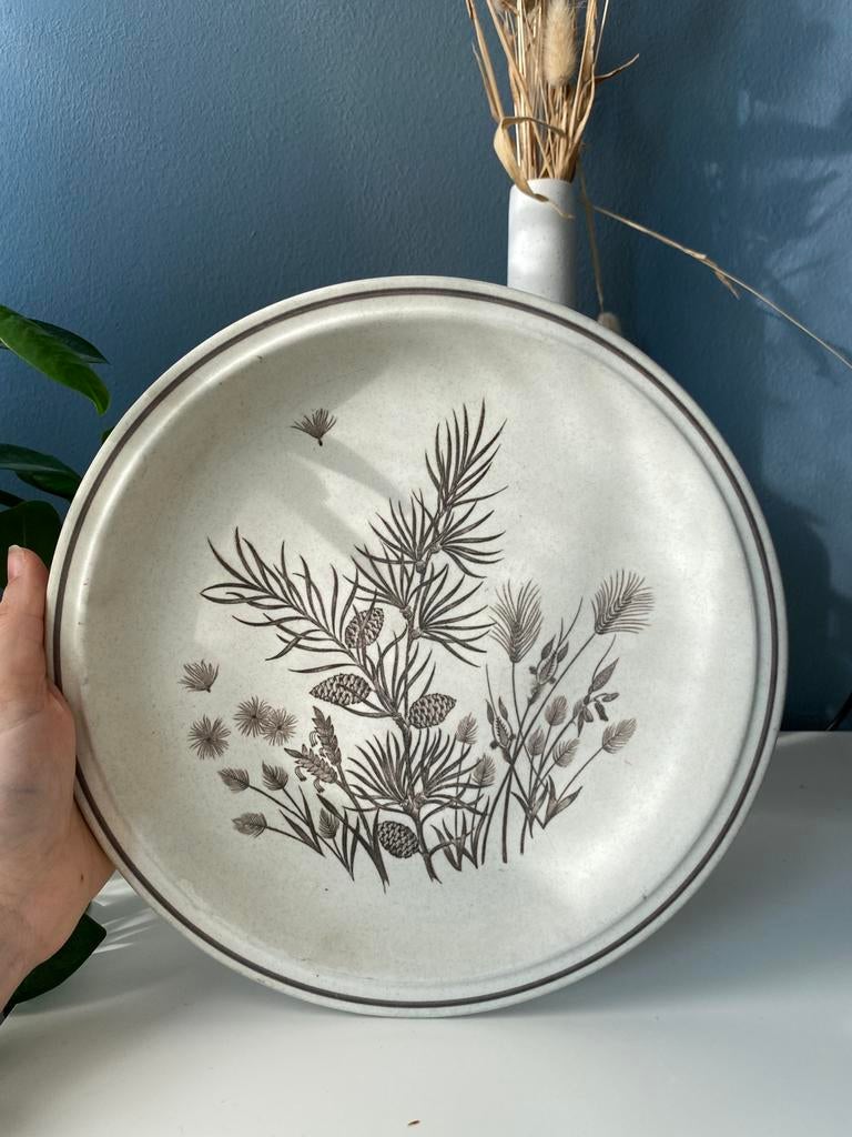 Beige bord met bloemen - Pinewood, Ophalen of Verzenden, Zo goed als nieuw, Overige stijlen, Bord(en)