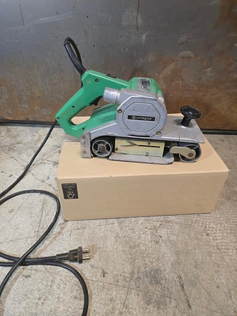 Hitachi SB-110 bandschuurmachine, Ophalen of Verzenden, Gebruikt, 600 tot 1200 watt, Bandschuurmachine