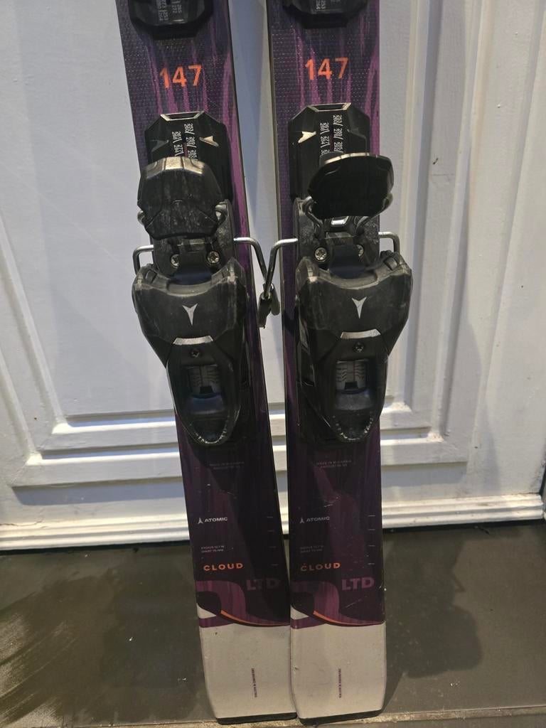 147cm ATOMIC CLOUD Q LTD DAMES CARVE SKIS, 140 tot 160 cm, Ophalen of Verzenden, Zo goed als nieuw, Carve
