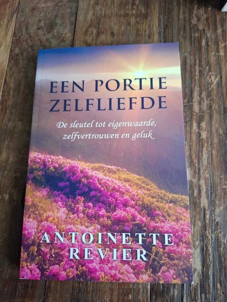 Antoinette Revier: Een portie zelfliefde, Achtergrond en Informatie, Spiritualiteit algemeen, Ophalen of Verzenden, Zo goed als nieuw