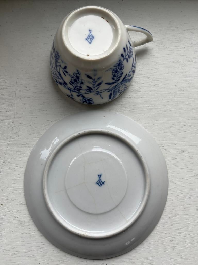 Vintage porseleine kop en schotel Louis Regout, Ophalen of Verzenden, Zo goed als nieuw, Porselein, Kop en/of schotel