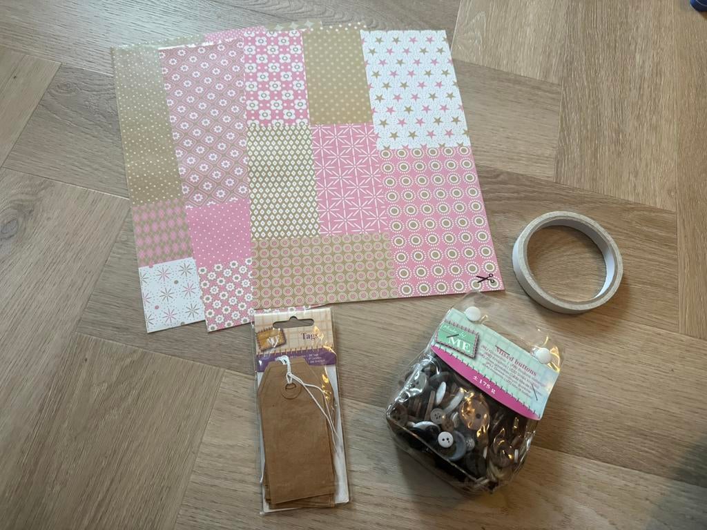 Diverse scrapbook artikelen (NIEUW) tags, knoopjes, tape, Hobby en Vrije tijd, Scrapbooking, Ophalen of Verzenden, Zo goed als nieuw