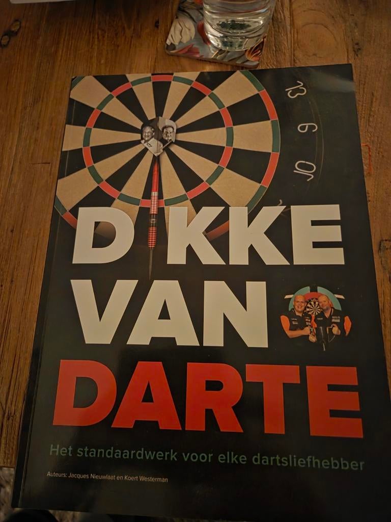 Boek over darts, Ophalen, Zo goed als nieuw, Dartbord