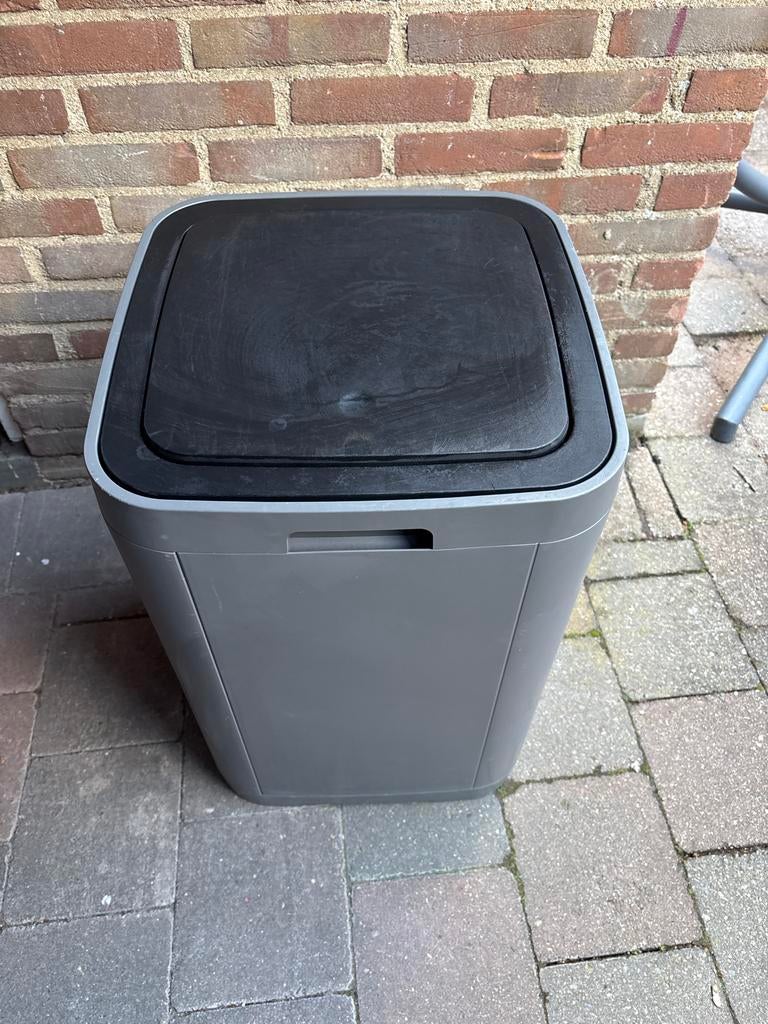 Grijze prullenbak met deksel ikea, Ophalen, Kunststof, Gebruikt, 50 tot 75 cm