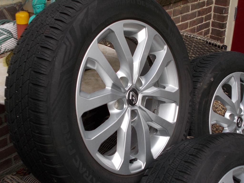 RENAULT 17 INCH ALL SEASON BANDEN  STEEK 5X114.3, Ophalen, 215 mm, Banden en Velgen, 17 inch