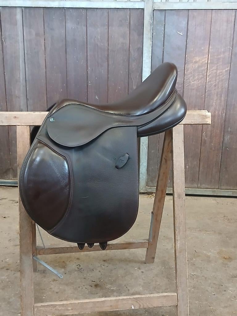 Arena springzadel 17 inch, Dieren en Toebehoren, Paarden en Pony's | Zadels, Ophalen of Verzenden, Springen