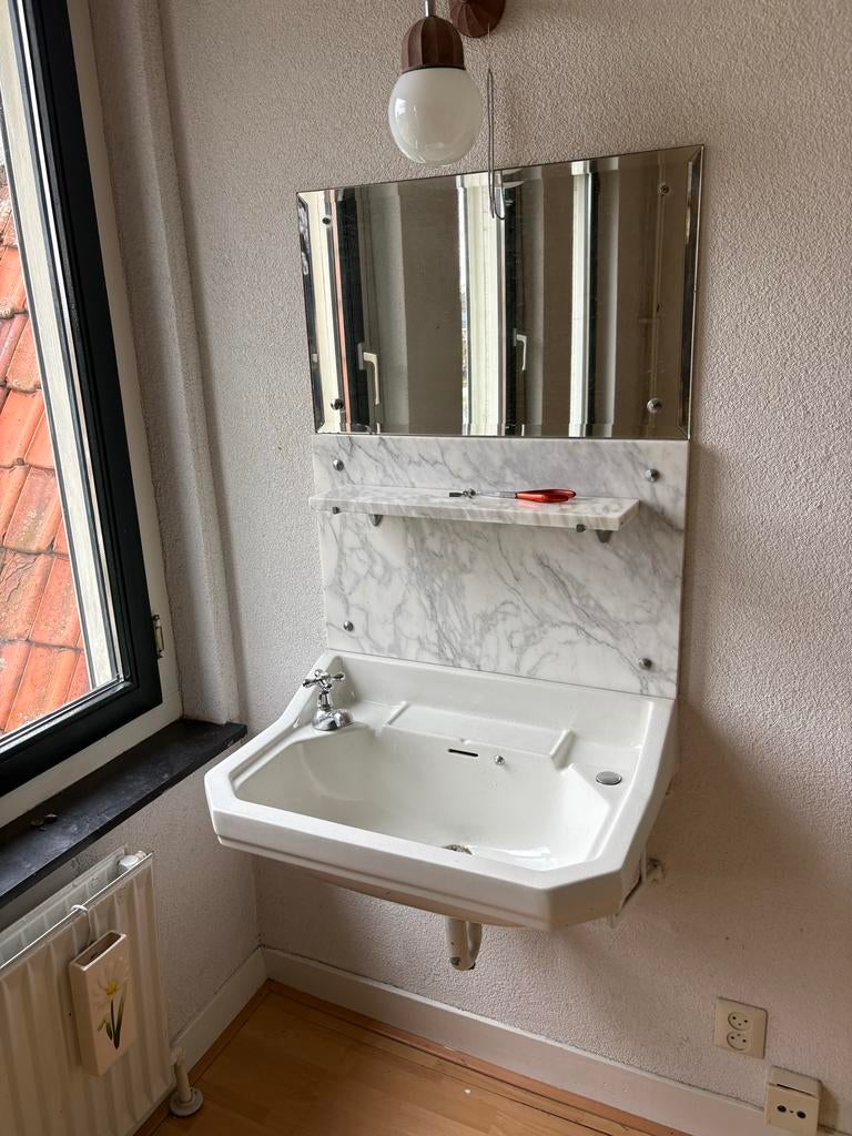 4 x Vintage wastafel met marmeren achterwand en spiegel, Gebruikt, 100 tot 150 cm, Wasbak of Wastafel, 25 tot 50 cm