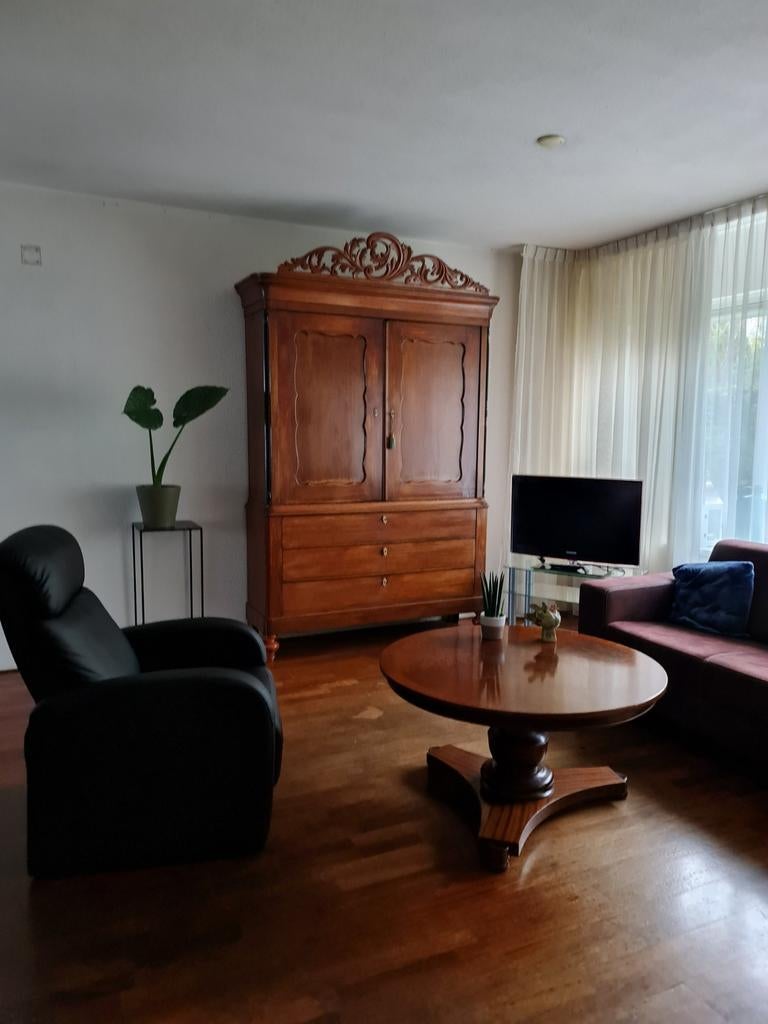 Antieke kast, massief hout, 2.20m hoog, 1.60m breed, Antiek en Kunst, Ophalen