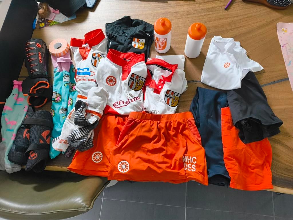 MHC DES Hockeytenue Mt 152 (valt klein& Extra Kleding/Bekers, Sport en Fitness, Hockey, Ophalen, Gebruikt, Kleding