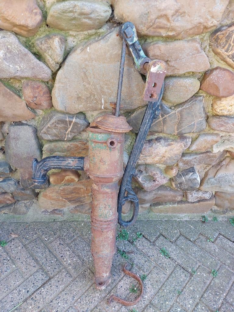 Ijzeren waterpomp. ( Opknapper), Tuin en Terras, Waterpompen, Ophalen of Verzenden, Gebruikt, Handmatig, Overige typen