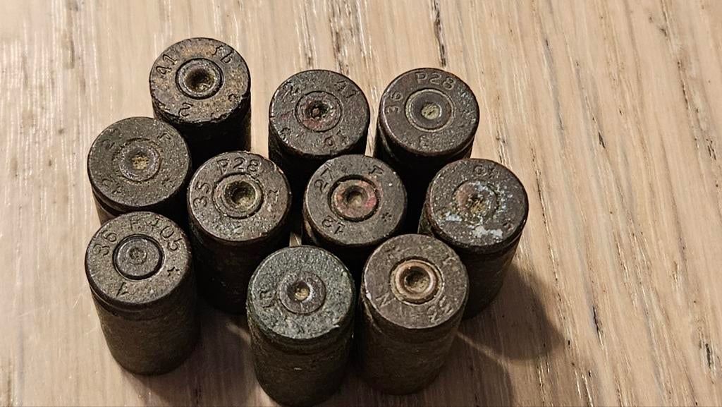 Duitse 9mm hulsjes en marine knopen, Verzamelen, Ophalen of Verzenden