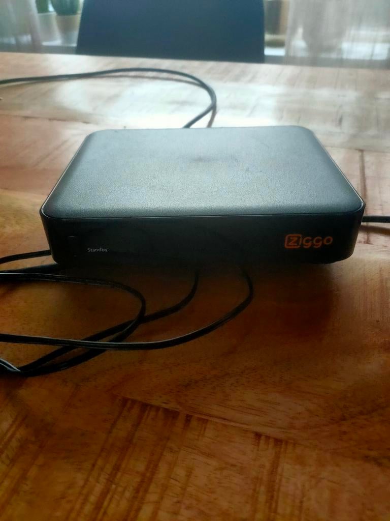 Ziggo tv kastje met afstandsbediening, Ophalen of Verzenden, Zo goed als nieuw
