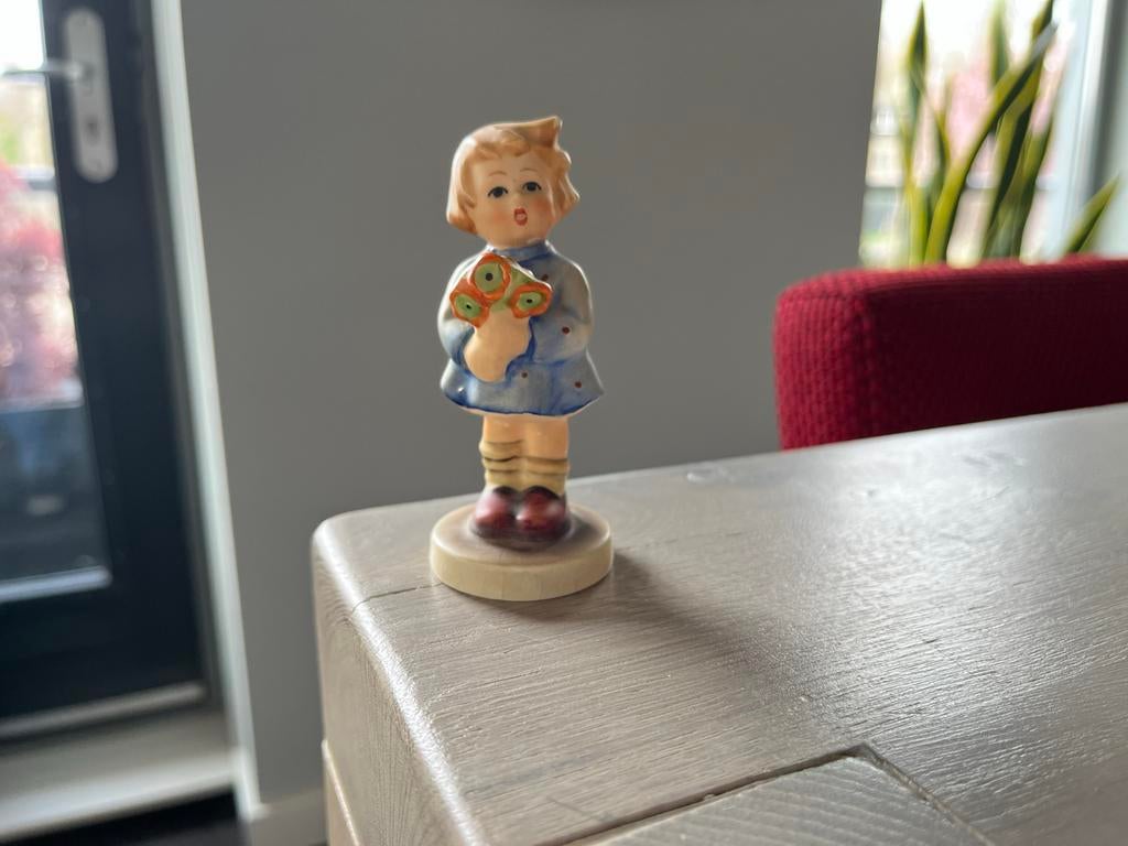 Vintage Hummel Goebel beeldje meisje met bloemen, Antiek en Kunst, Antiek | Porselein, Ophalen