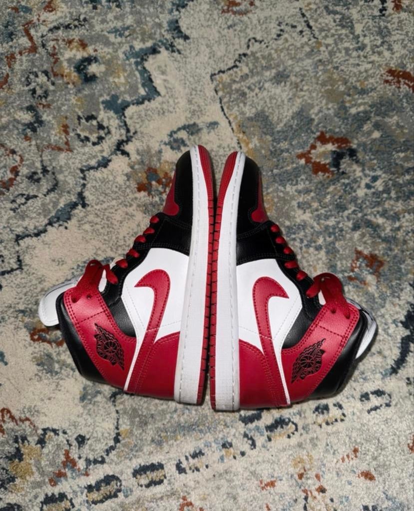 Air Jordan 1 Mid "Bred Toe" - Maat 38, Ophalen of Verzenden, Rood, Sneakers of Gympen, Zo goed als nieuw