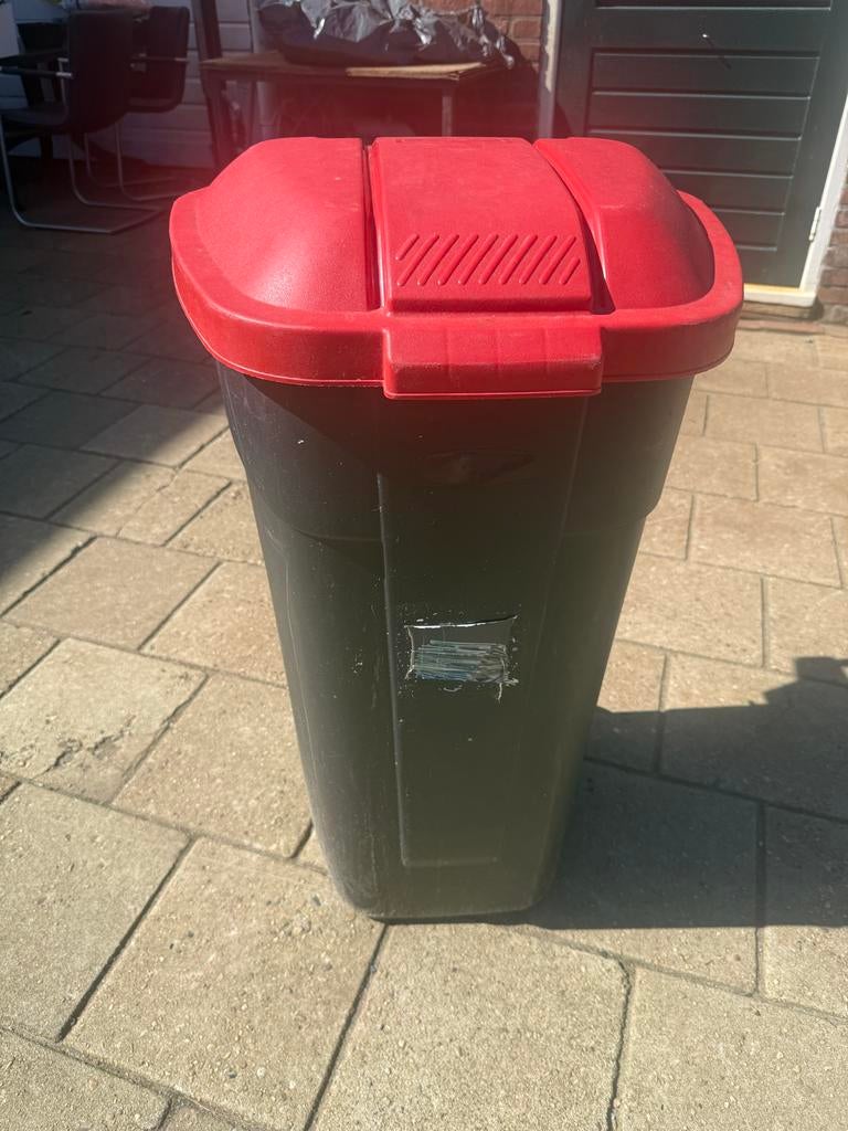 Zwarte prullenbak met rood deksel, Ophalen, Gebruikt, Kunststof, 50 tot 75 cm