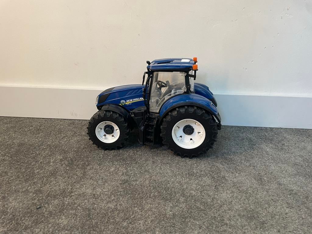 Bruder New Holland trekker met ploeg en koeienkar, Ophalen of Verzenden, Zo goed als nieuw