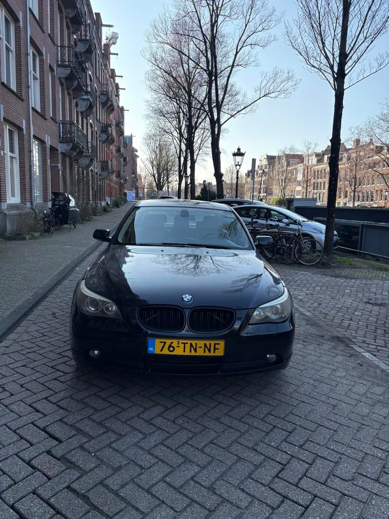 BMW 5-Serie 2.5 I 523 AUT 2006 Zwart, Auto's, Automaat, Achterwielaandrijving, 1800 kg, 2497 cc