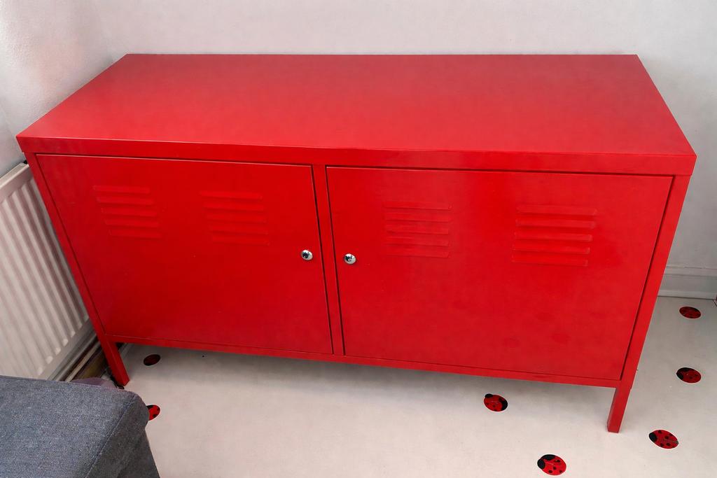 Rode ikea metalen kast, Huis en Inrichting, Kasten | Lockerkasten, Ophalen, Gebruikt
