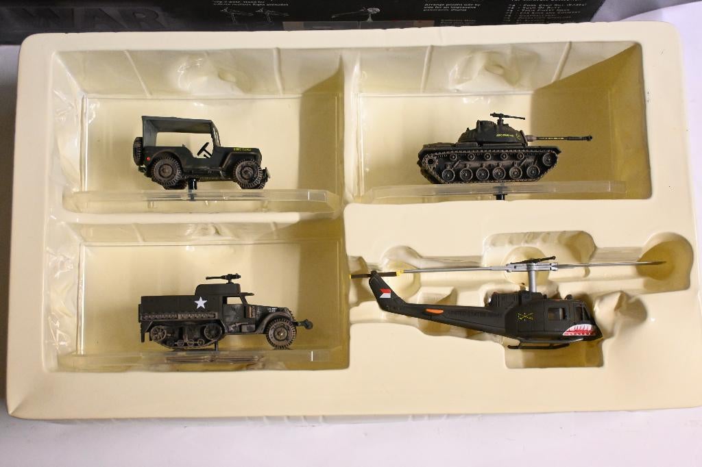 corgi tour of duty vietnam set tank helicopter halftrack, Ophalen of Verzenden, Zo goed als nieuw, Auto