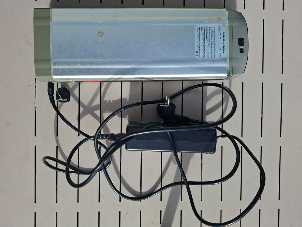 Oude accu Stella E-bike met oplader, Fietsen en Brommers, Ophalen of Verzenden, Gebruikt